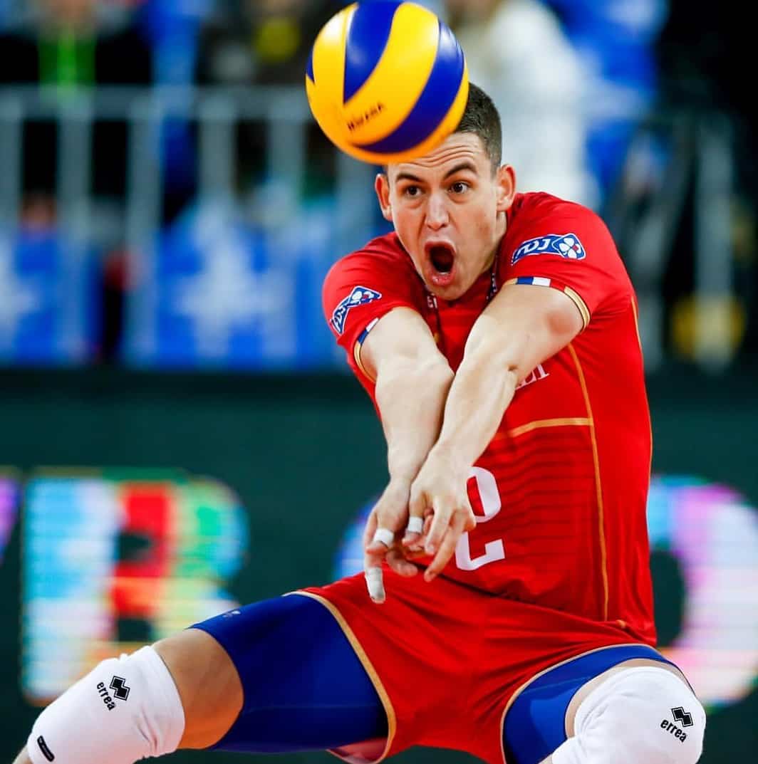 pourquoi-un-joueur-a-t-il-un-maillot-different-au-volley-1