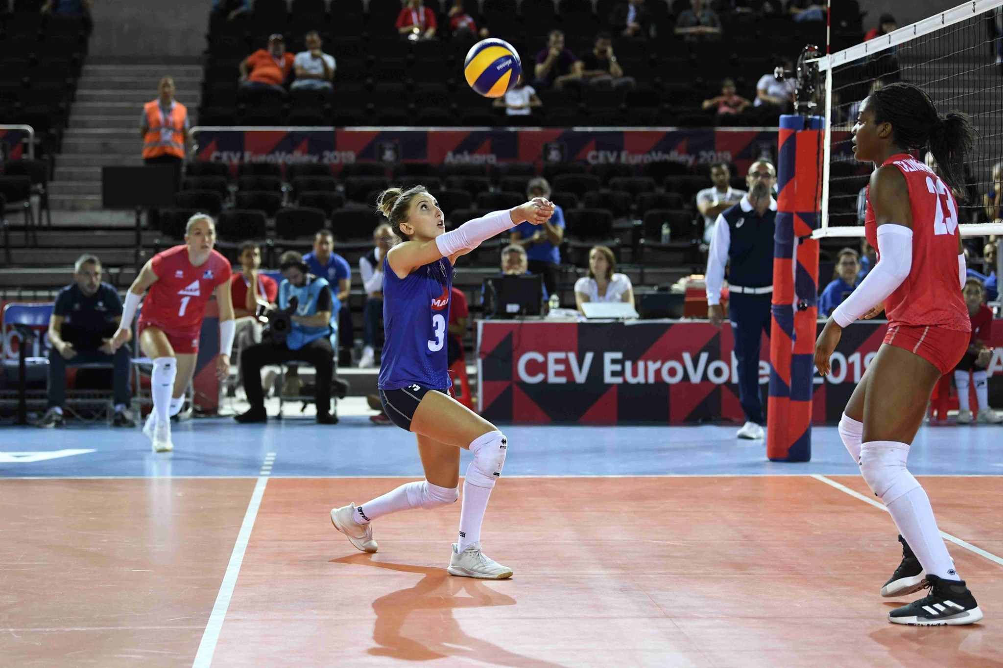 pourquoi-un-joueur-a-un-maillot-different-au-volley-le-libero-2